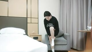 【利哥探花】170大长腿外围小姐姐，肤白貌美人风骚，掰开玉腿黑森林湿润一片，花式啪啪看打桩机神威