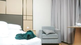 【利哥探花】170大长腿外围小姐姐，肤白貌美人风骚，掰开玉腿黑森林湿润一片，花式啪啪看打桩机神威