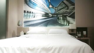 【利哥探花】23岁外围女神，探花史上首现全新性爱动作，眼镜仔实力猛男，小姐姐高潮阵阵爽瘫了