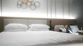 【利哥探花】牛仔外套巨乳外围女，翘起屁股掰开看，骑乘猛坐侧入，晃动大奶子