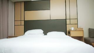 【利哥探花】花臂身材较小妹，打桩机暴力输出，给妹子干懵了