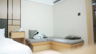 【利哥探花】花色长裙白皙少妇，脱掉衣服坐身上互摸调情，翘起屁股深喉口交，穿着高跟鞋抬腿抽插猛操