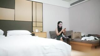 【利哥探花】高端场黑裙极品美女，先穿上自带情趣服扭一扭，服务技术一流