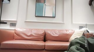 【千人斩探花】牛仔短裤腰细大奶妹子，超近距离掰穴特写吸奶口交，骑乘干了几下有味道不干了