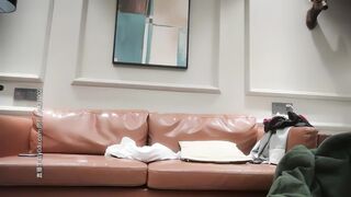 【千人斩探花】牛仔短裤腰细大奶妹子，超近距离掰穴特写吸奶口交，骑乘干了几下有味道不干了