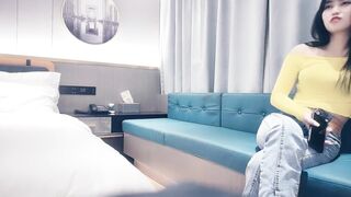 【赵总寻花】性格很好的黄衣辣妹，聊聊天然后抱起猛操战况激烈，最后颜射特写