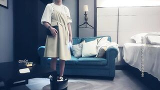 【赵总寻花】极品天然白虎馒头嫩逼学生妹，赵总直接无套内射，射完又让小天来体验这个馒头逼，无奈小穴太紧几下就败阵退场