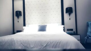 【赵总寻花】高颜值肩背有纹身的小姐姐，被操的抓紧床单高潮不止