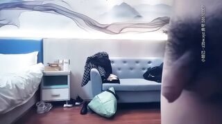 【黄先生探花】气质少妇穿上情趣球衣跪地口交，主动趴镜头前后入，一对奶子晃晕观众