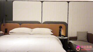 今天约的妹子要去卫生间脱衣服，想到兄弟们爱看脱衣服的画面，就给她抱了回来，本想拔个套，刚插进去就被妹子感觉到了。#曹长卿