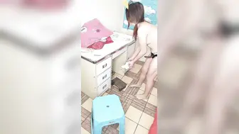 4个妞的淫乱生活【下篇】皮肤比较黑的大哥草嘴，小妹穿着假鸡巴内裤草穴，舔着嫩逼还让骚逼口交，淫乱互草玩奶子