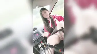 最新极品网红反差婊学生妹【司雨】大白天户外停车场车内足交，芊芊玉足性感小网袜，太会玩了射了好多