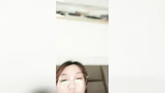 眼镜良家美女刚下海！全裸扭腰诱惑！约炮开始操逼，扶着JB捅入骚穴，美臀一下下抽插爽翻