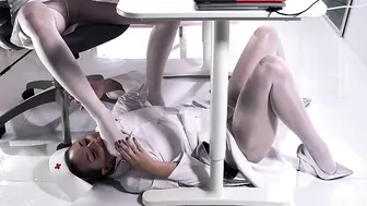 【欧美】两个高挑美女护士制服，白丝情欲躁动互相爱抚，戴上硕大鸡巴啪啪大力抽送，深顶爽的嗷嗷淫叫，高潮喷射啊，真牛-中出颜射