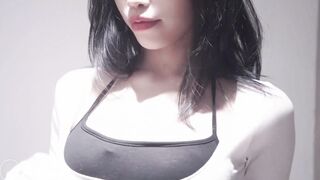 推特氣質尤物破洞牛仔褲露出羞恥小蜜穴讓女神體驗極致快樂