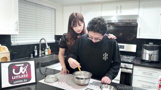 本来叫上门烘焙师做情欲蛋糕给女友，结果奶油还没打发，就把她按在料理台上厨房直接开干，奶油射满全身。