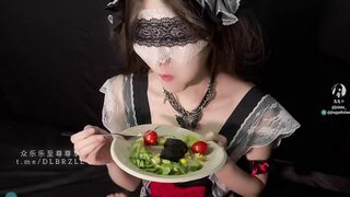 重口警告！堂妹的精液食物吃播「joioio」「九九」「犬九」《精液食物_精液沙拉》喉咙被插到隆起，深喉射了两次在水果上