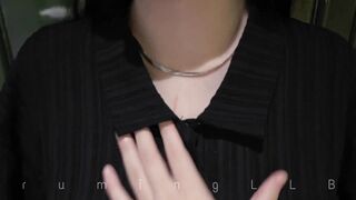 美女把两队奶子绑起来，揪着头发在地上爬，浴室里用假屌狂插女人逼，一边抠自己逼，一块高潮，按着头舔自己的逼