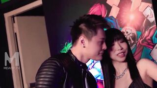 MD-0090秦可欣.雪千夏.女优狂欢跨年派对.淫欲激情色整夜.