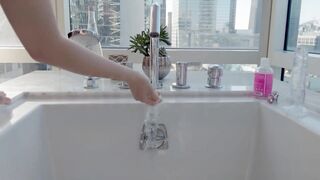 性感留学生浴缸双插自慰 loliiiiipop99 下面有根棒棒糖 OnlyFans