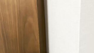 【兄妹乱伦】_看到妹妹在家看av，被发现，为了让其保密，勾引哥哥，内射2次