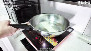 [糖心Vlog] 厨房禁忌 厨房煮面饿了先吃大叔鸡巴，煮面声里我被干到哭，精液灌满逼里喷得满地白浊淫水 - 爱吃雪糕